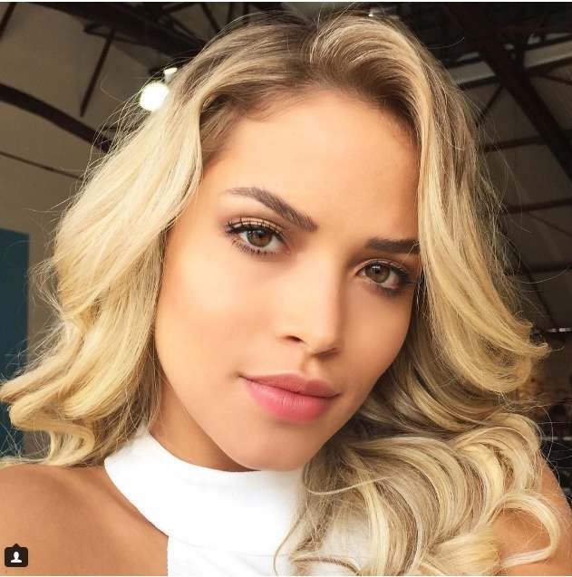 Brazilský fotbalista Kaká se na Instagramu pochlubil novou přítelkyní, modelkou Caroline Diasovou.