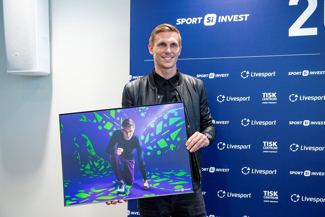 Sparťanský záložník Bořek Dočkal na křtu kalendáře společnosti Sport Invest