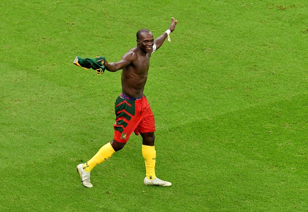 Vincent Aboubakar si na oslavu gólu svlékl dres