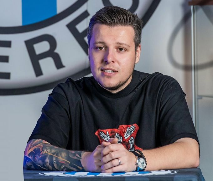 Kania bojuje za lepší trávníky. Společný tendr na hybrid, chce povolení umělek v Česku Kania bojuje za lepší trávníky. Společný tendr na hybrid, chce povolení umělek v Česku