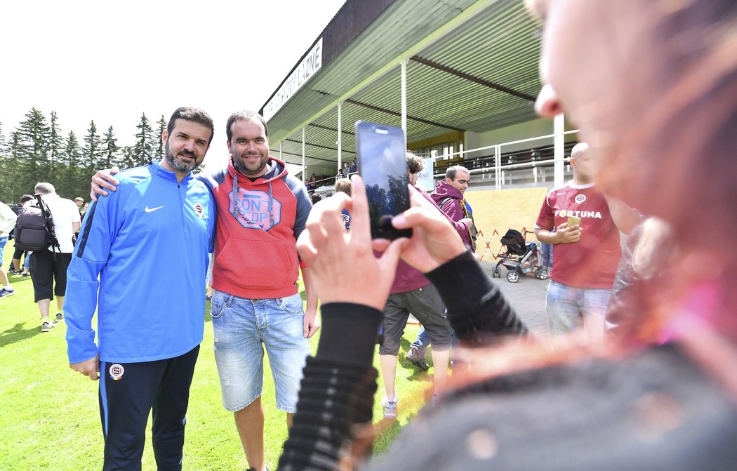 Andrea Stramaccioni ochotně pózoval při společných fotografiích