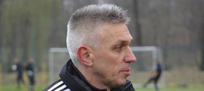 Nový trenér fotbalistů Karviné Norbert Hrnčár hovoří s reportéry na svém prvním tréninku s týmem