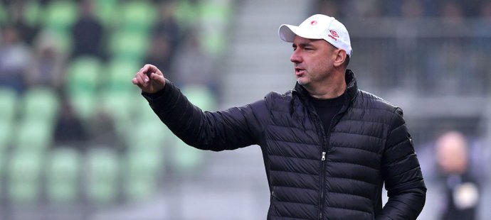 Trenér Slavie Jindřich Trpišovský udílí pokyny.