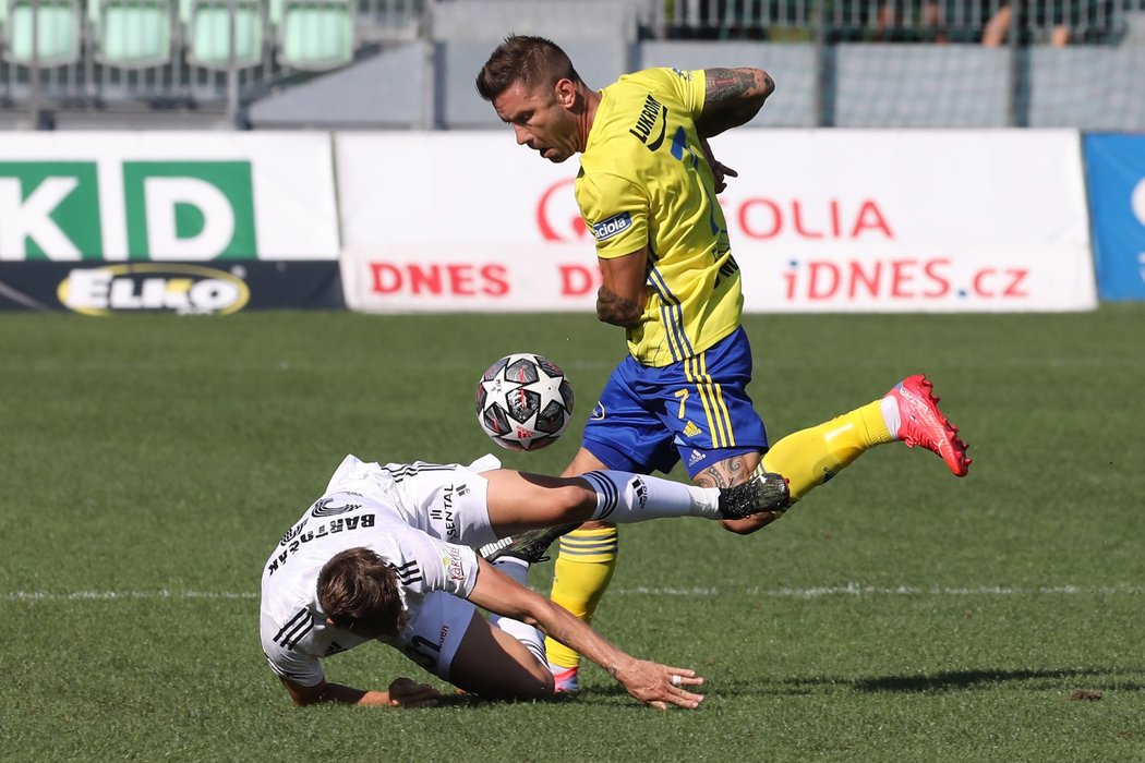 Lukáš Bartošák (vlevo) a Martin Fillo (vpravo) během souboje o míč