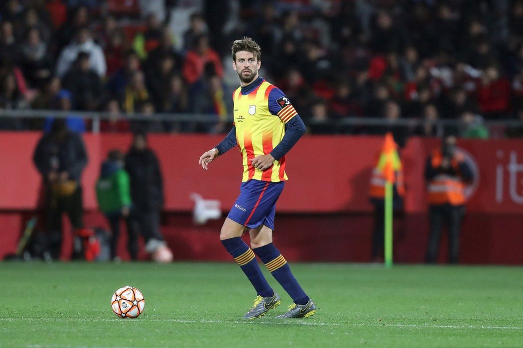 Zkušený Gerard Pique musel umravňovat fanoušky Katalánska v zápase s Venezuelou. Ti skandovali protišpanělská hesla