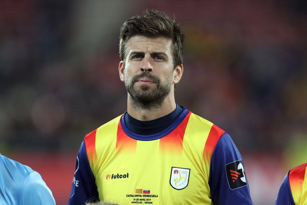 Zkušený Gerard Pique musel umravňovat fanoušky Katalánska v zápase s Venezuelou. Ti skandovali protišpanělská hesla