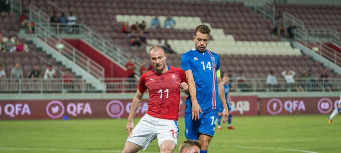Islandský brankář Rúnar Alex Rúnarsson chytá míč před svým spoluhráčem Kári Árnasonem (vpravo) a českým útočníkem Michaelem Krmenčíkem