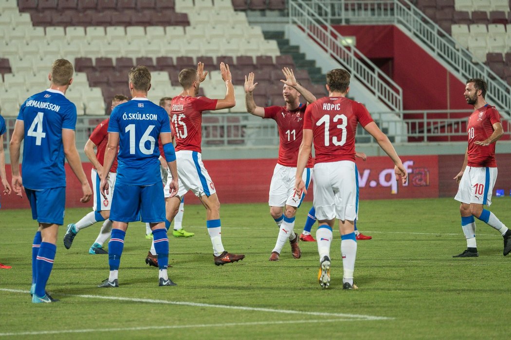 Radost českých fotbalistů z branky proti Islandu během přípravného utkání v Kataru