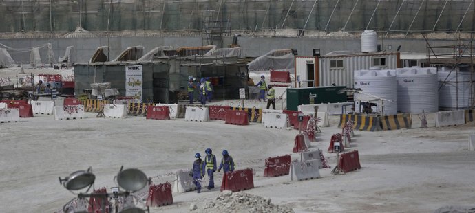 Na stavbách pro šampionát v Kataru panují děsivé podmínky