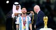 Šejk Tamím bin Hamad al-Sání, který chce koupit United, na MS v Kataru nasazoval plášť Lionelu Messimu