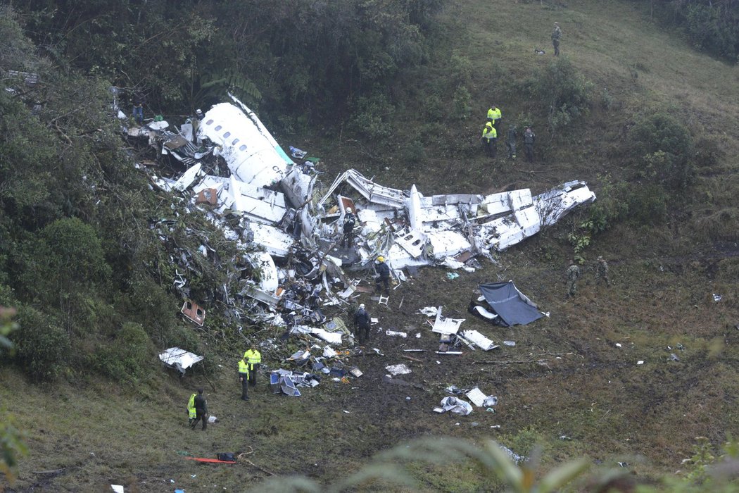 Havarované letadlo v Kolumbii, na kterém byli členové brazilského fotbalového týmu Chapecoense