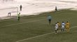Silný vítr komplikoval hráči v Kazachstánu rozehrání penalty, proto si došel pro sníh za branku, aby se mu povedlo míč dostat pod kontrolu