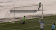 Gól! Střelec penalty v Kazachstánu se raduje, po dlouhých sekundách stihl doběhnout k míči dřív než jej  z penaltového bodu odfoukl vítr. A pokutový kop proměnil.
