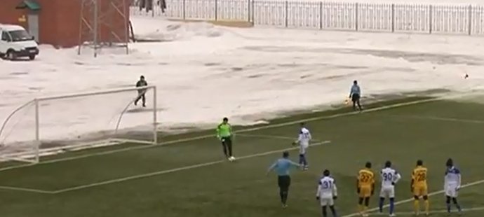 Další pokus, aby míč zůstal v klidu na penaltovém puntíku nevyšel. Ligový zápas v Kazachstánu ovládal silný vítr