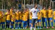 Záložník Sparty Lukáš Vácha udílí rady malým fotbalistům na svém kempu
