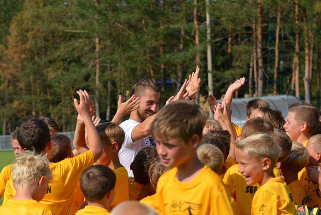 Mladí fotbalisté pod dohledem reprezentanta Lukáše Váchy