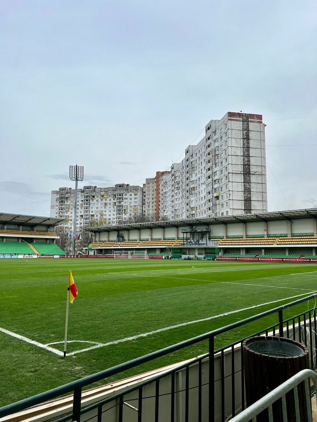 Stadion v Kišiněvě s kulisou okolních paneláků