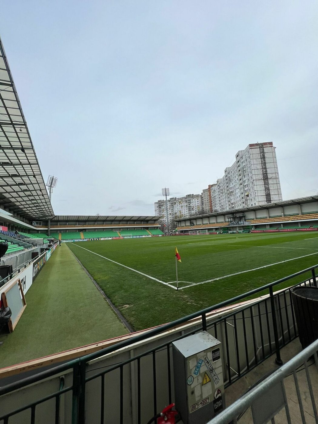 Stadion v Kišiněvě s kulisou okolních paneláků