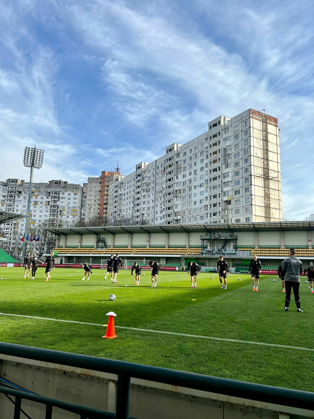 Stadion v Kišiněvě s kulisou okolních paneláků