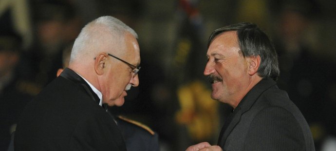 Prezident Václav Klaus předává Antonínu Panenkovi medaili Za zásluhy