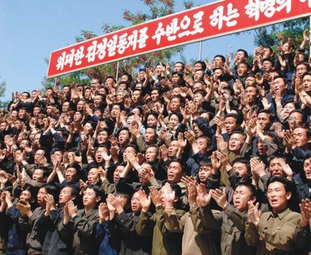 Dělníci ze severokorejské továrny vzdávají hold vůdci Kim Čong-ilovi Dělníci ze severokorejské továrny vzdávají hold vůdci Kim Čong-ilovi