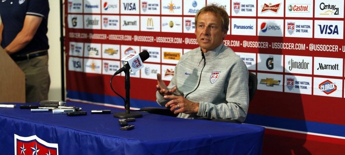 Trenér fotbalistů USA Jürgen Klinsmann na tiskové konferenci před světovým šampionátem v Brazílii