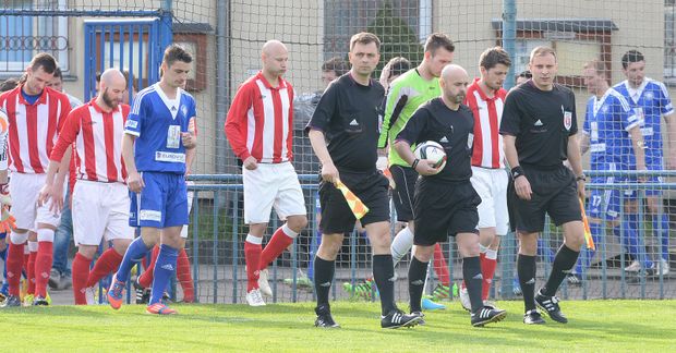 Pomezní rozhodčí Petr Klupák (vpravo) Pomezní rozhodčí Petr Klupák (vpravo)