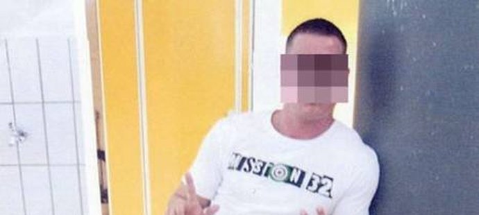 Fanoušek Rapidu Vídeň se nechal vyfotit u toho, jak šňupe kokain z talíře určeného pro vítěze rakouské fotbalové ligy