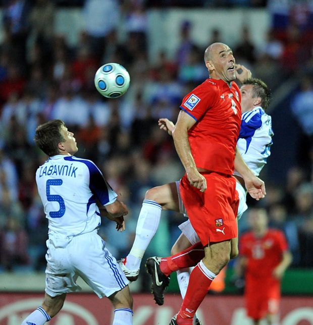 Jan Koller v akci. Jan Koller v akci.