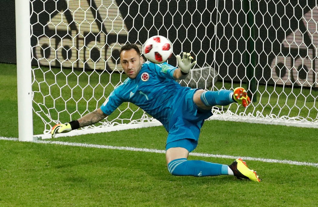 David Ospina se snaží zachytit pokutový kop Harryho Kanea. Neúspěšně!