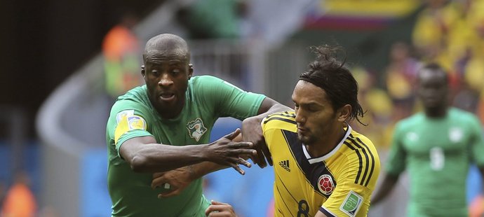 Kapitán Pobřeží slonoviny Yaya Touré bojuje v utkání s Kolumbií s Abelem Aguilarem