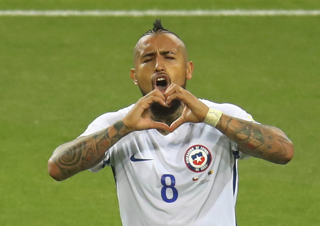 Arturo Vidal v zápase Chile - Kamerun otevřel skóre