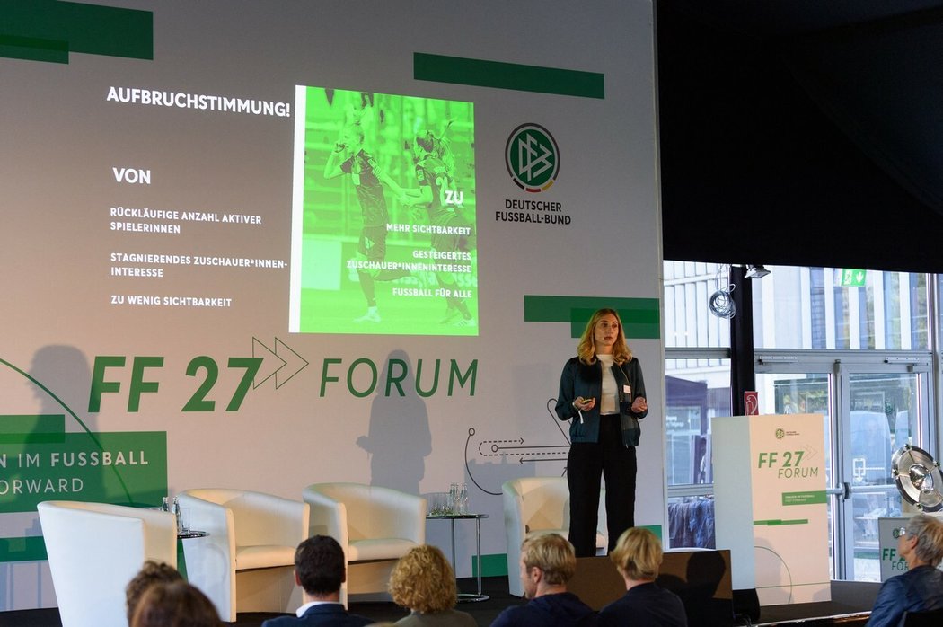 Bývalý švýcarská fotbalistka Bettina Baer se stala marketingovou specialistkou