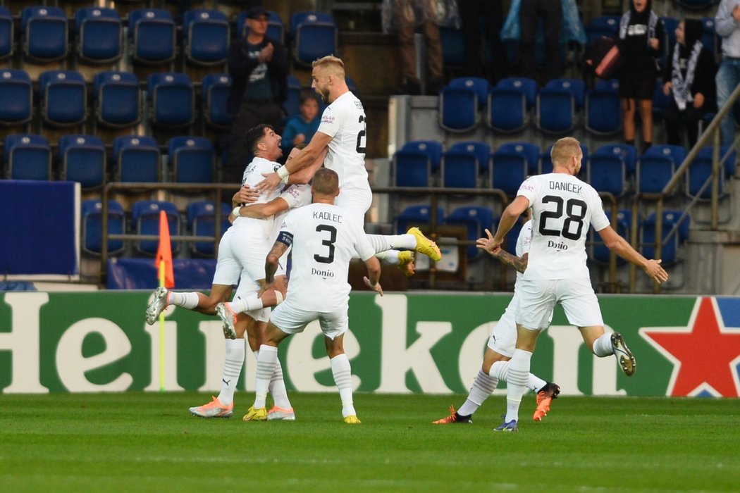 Hráči Slovácka se radují z gólu Jana Kalabišky