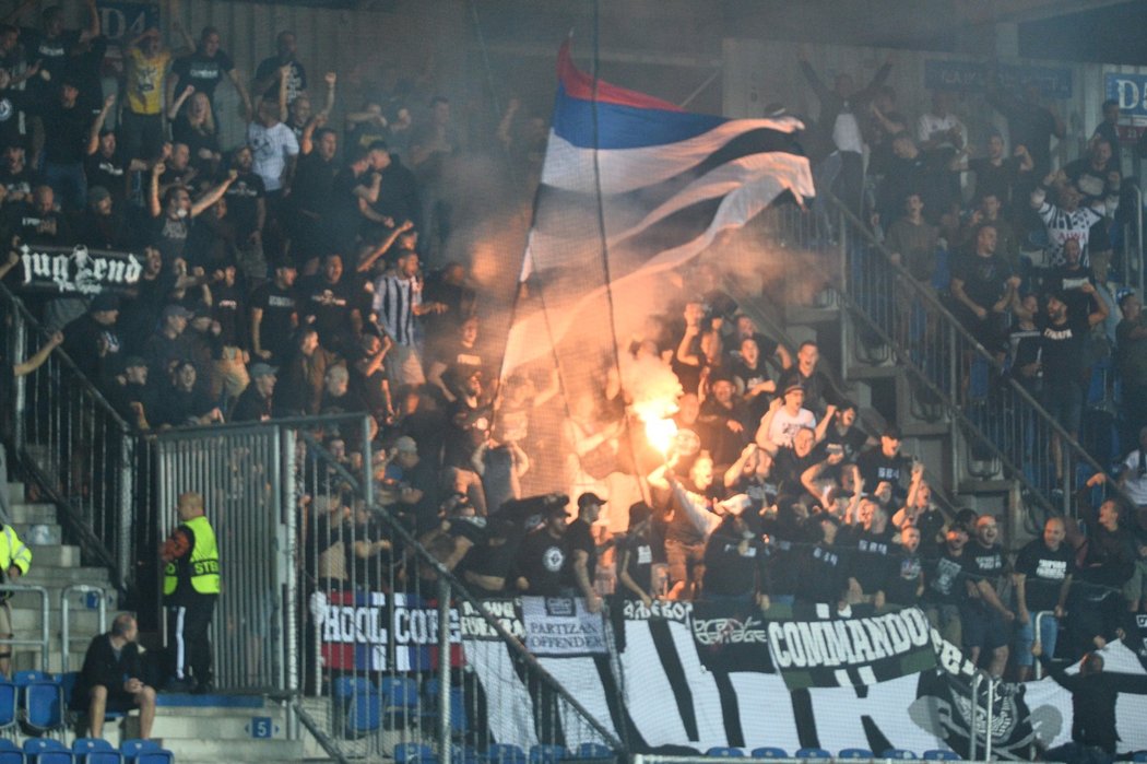 Fanoušci Partizanu během zápasu se Slováckem