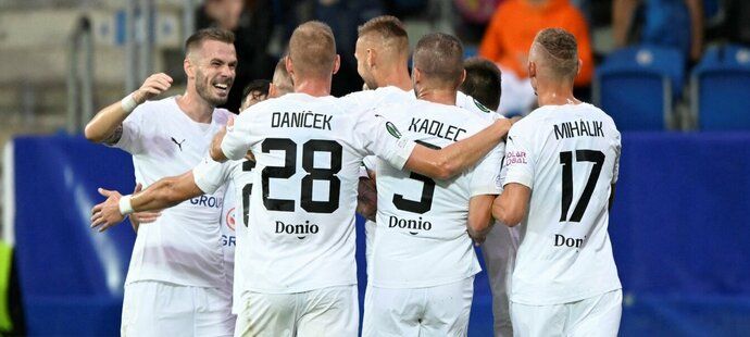 Hráči Slovácka oslavují vstřelený gól