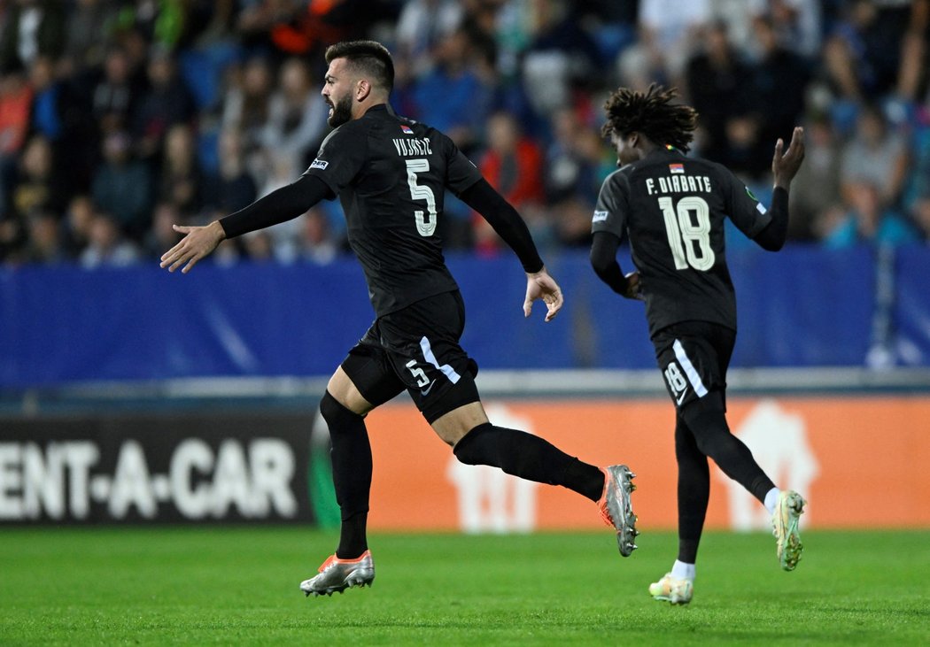 Hráči Partizanu se radují ze vstřeleného gólu