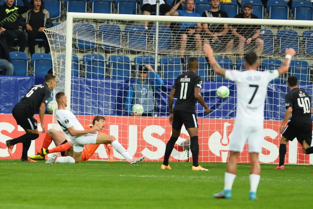 Jan Kalabiška dorazil míč do sítě a dal svůj druhý gól v zápase