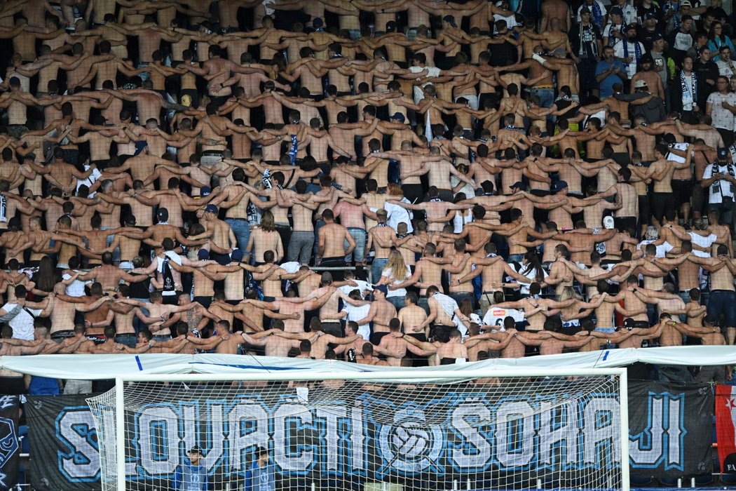 Fanoušci Slovácka během zápasu s Partizanem