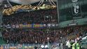 Početně zaplněný kotel fanoušků Sparty na stadionu Legie Varšava