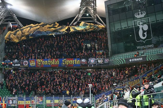 Policejní manévry i incident u kotle Sparty. Polák kradl fanouškům Pražanů vlajku Policejní manévry i incident u kotle Sparty. Polák kradl fanouškům Pražanů vlajku