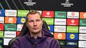 Trenér Sparty Brian Priske na tiskové konferenci před utkání s Legií Varšava