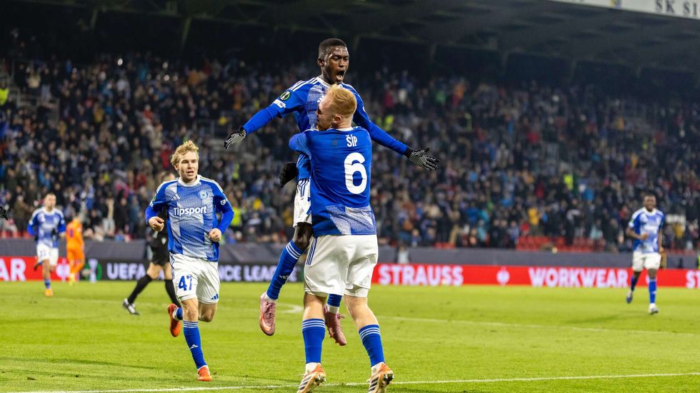 Fotbalisté Olomouce oslavují gól Ahmada Ghaliho proti Celje