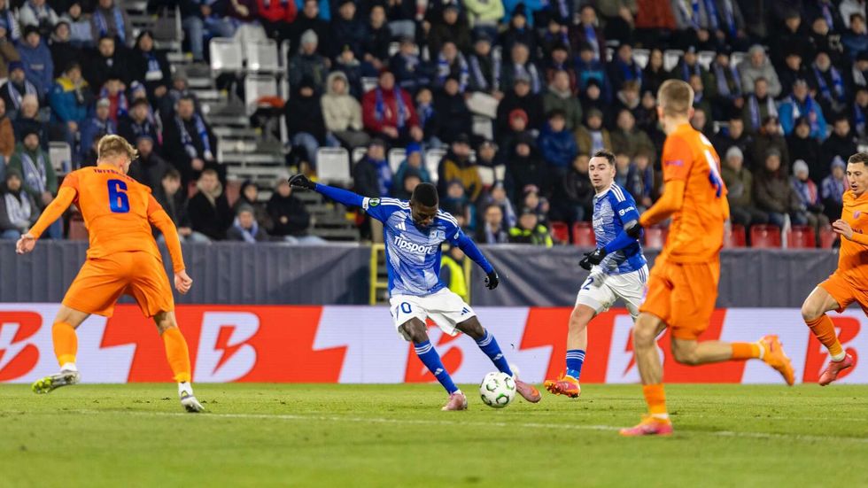 Olomoucký střelec Ahmad Ghali pálí na branku Celje