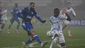 Abdoulaye Sylla v souboji o míč během duelu s Lechem Poznaň