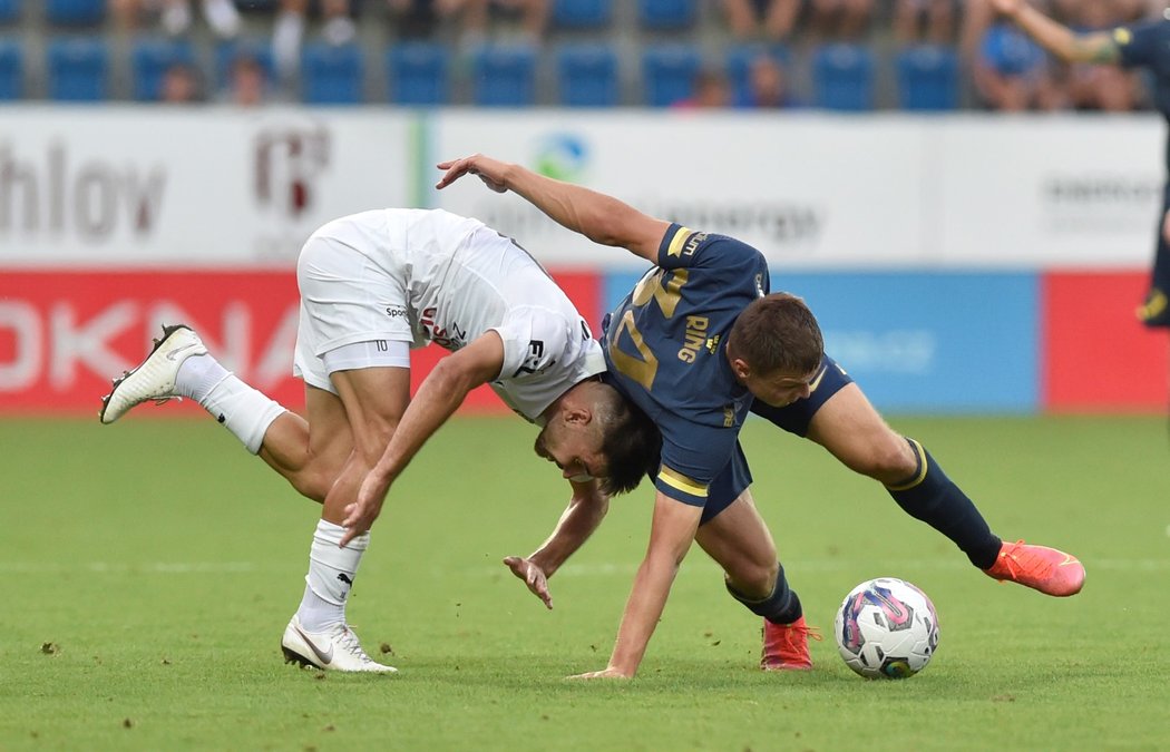 Michal Trávník v krkolomné pozici bojuje o míč s Erikem Ringem