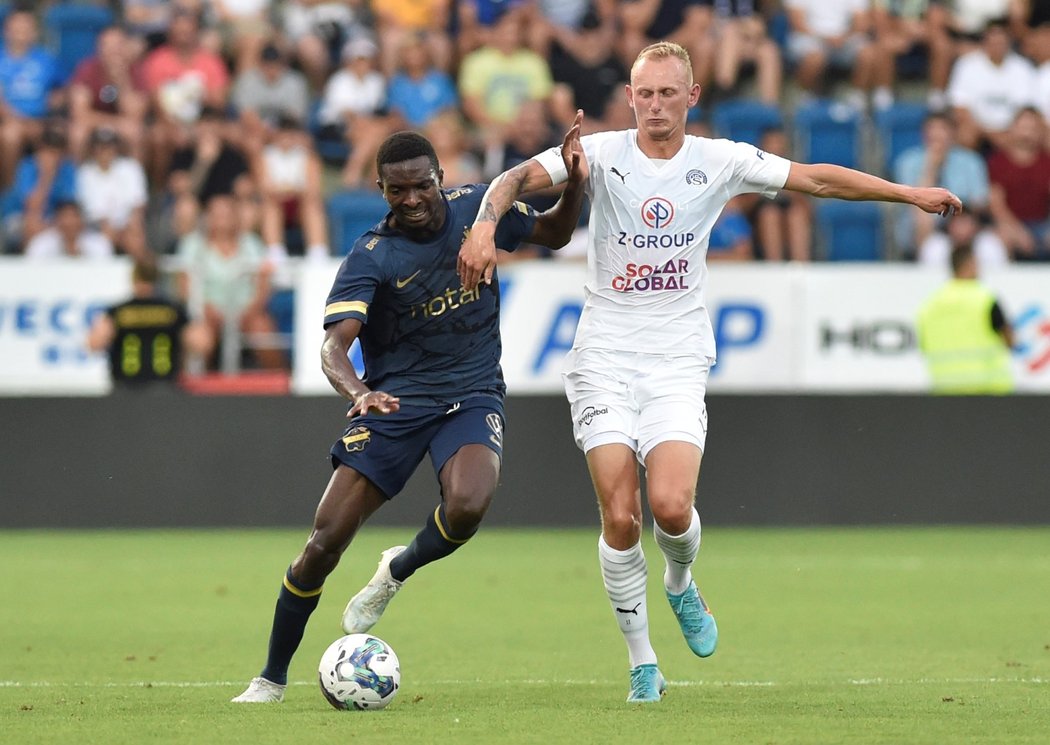 Collins Lusaka Sichenje v souboji o míč s Ondřejem Mihálikem