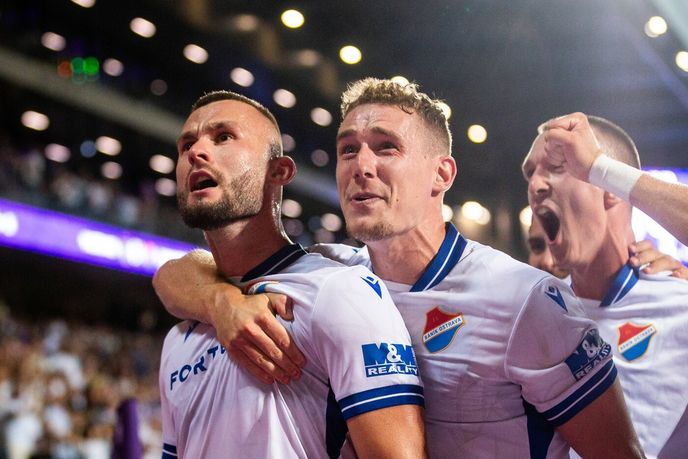 Erik Prekop z Baníku Ostrava se raduje z gólu se svými spoluhráči v utkání 3. předkola Konferenční ligy proti Austrii Vídeň Erik Prekop z Baníku Ostrava se raduje z gólu se svými spoluhráči v utkání 3. předkola Konferenční ligy proti Austrii Vídeň