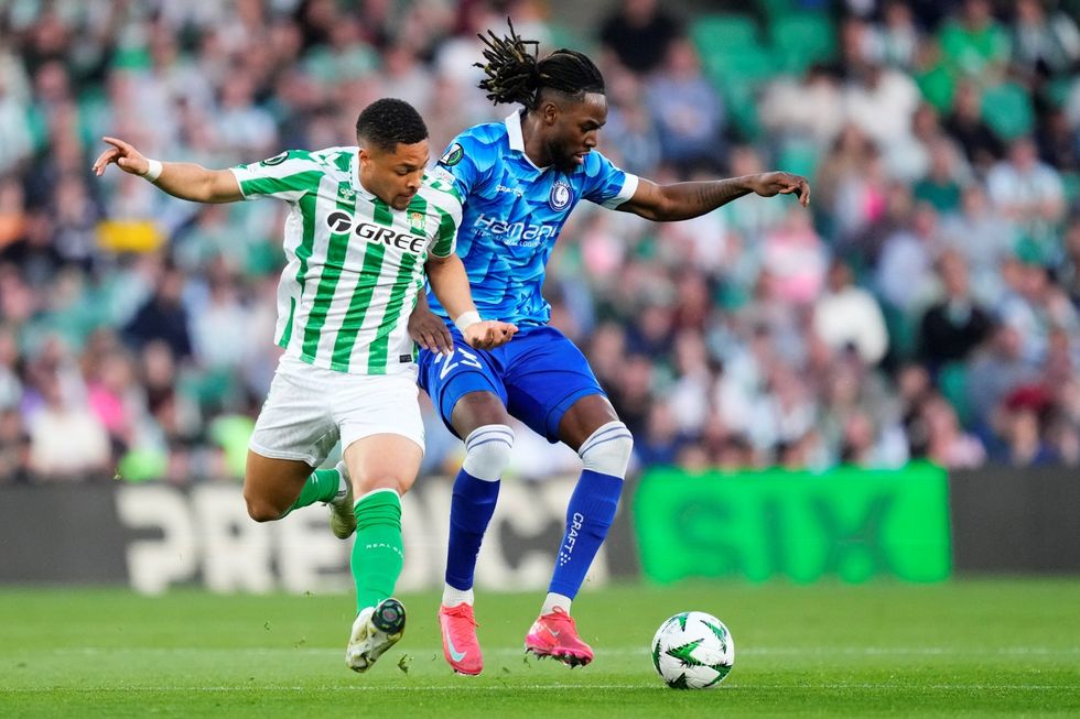Betis doma v oslabení padl s Gentem, ale postoupil. Slaví také Sáček Betis doma v oslabení padl s Gentem, ale postoupil. Slaví také Sáček