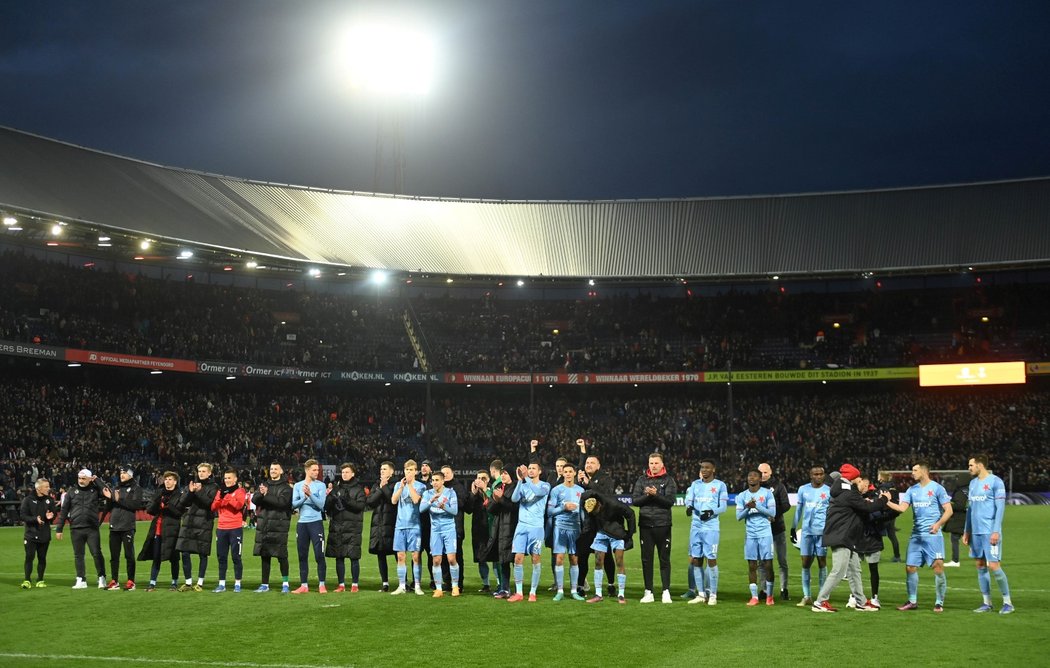 Děkovačka slávistů po divoké remíze na půdě Feyenoordu